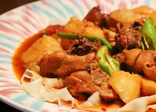 新疆大盘鸡在河南：一道西北菜的“中原奇缘”与融合之路
