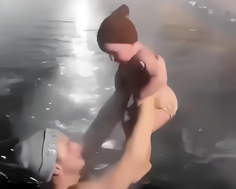  俄男子零下30℃天将1岁儿浸冰水引争议 健康中心颁奖称系体能训练