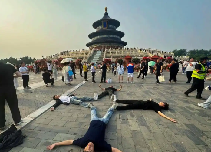 天坛游客自发展开“躺平式旅游” 年轻人旅游方式引发共鸣